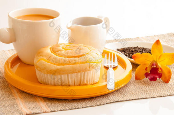 早餐有面包和<strong>一杯奶</strong>茶。