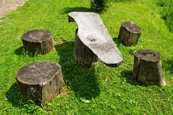 木质树干树桩的桌椅。休息场所
