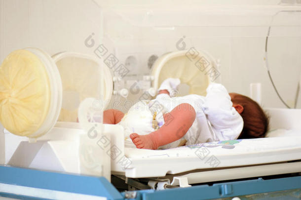 新生儿保温箱：婴儿睡眠