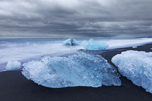 海边冰块的艺术形象