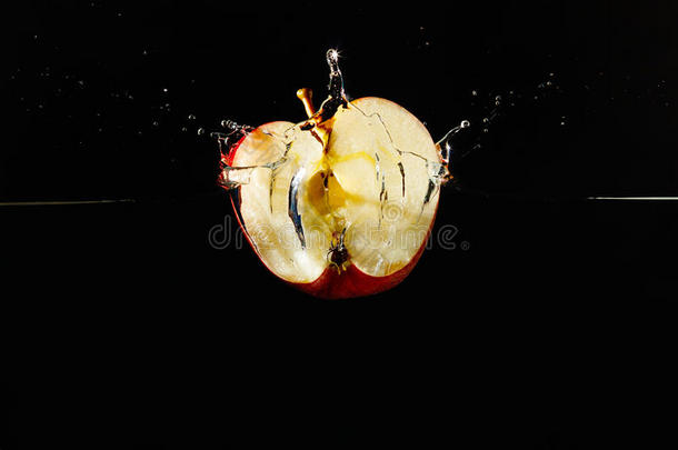 苹果掉进水里的一半溅起水花