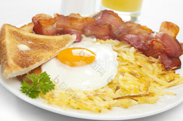 早餐杂烩布朗培根煎蛋吐司