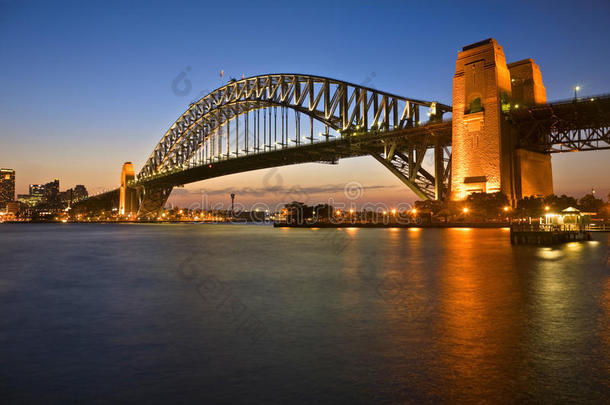 暮色中的悉尼海港大桥