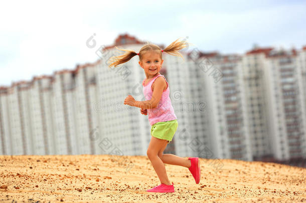 小女孩在沙滩上奔跑
