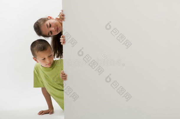 两个孩子举着一个空白的<strong>牌子</strong>