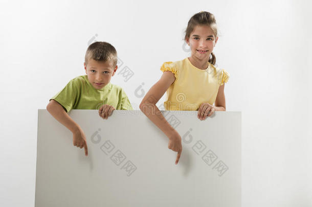 两个孩子举着一个空白的牌子