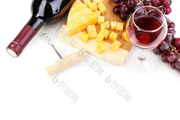 一瓶美酒，配酒杯和奶酪