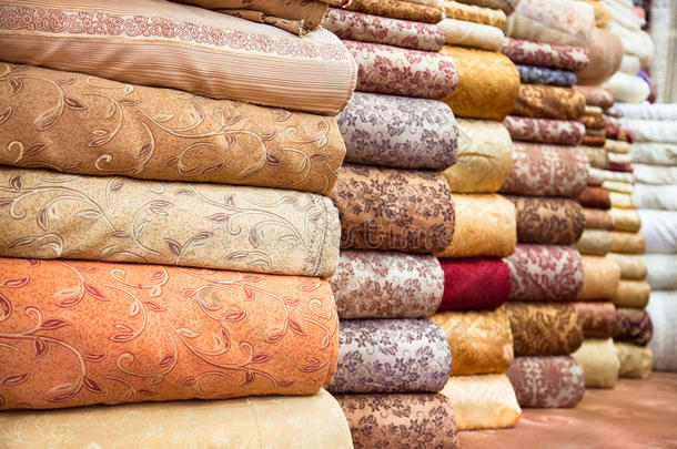 伊朗东部传统集市上的彩色纺织品