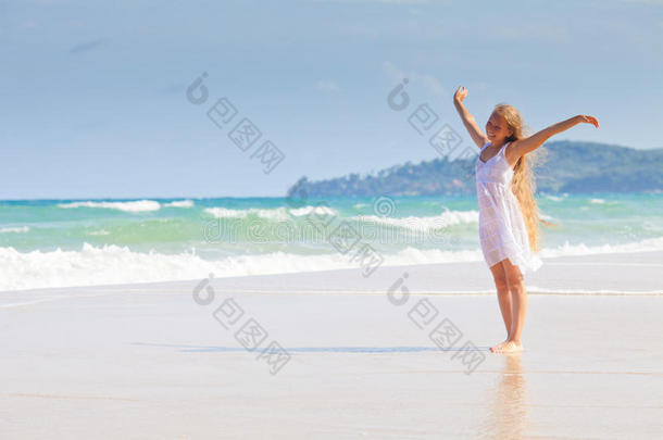 在海边或海边穿白衣服的女孩
