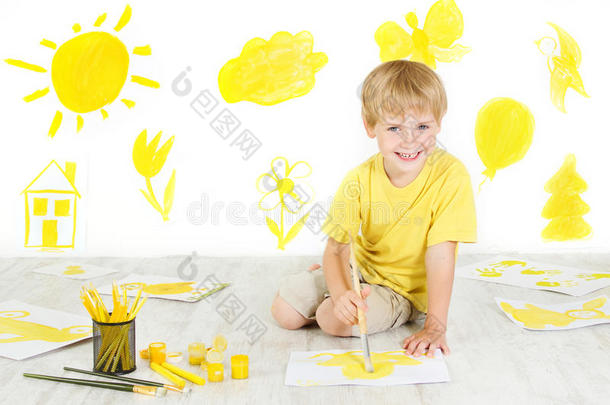 快乐的孩子用黄色的画笔画画。