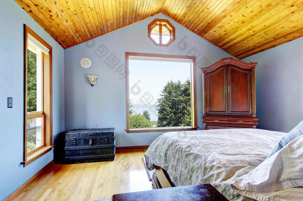 蓝色卧室，木质天花板和床内。