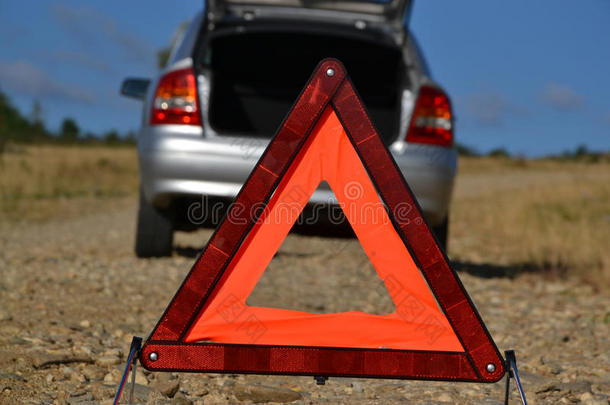 汽车后面的路边三角警示牌