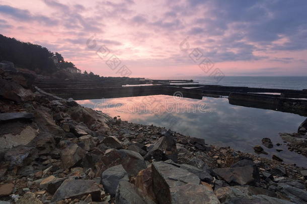 岩石海岸的黎明