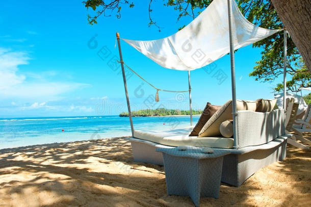 热带海滩上的豪华休闲椅