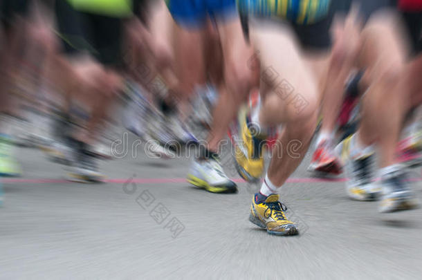 跑腿运动员起跑时的动态观察