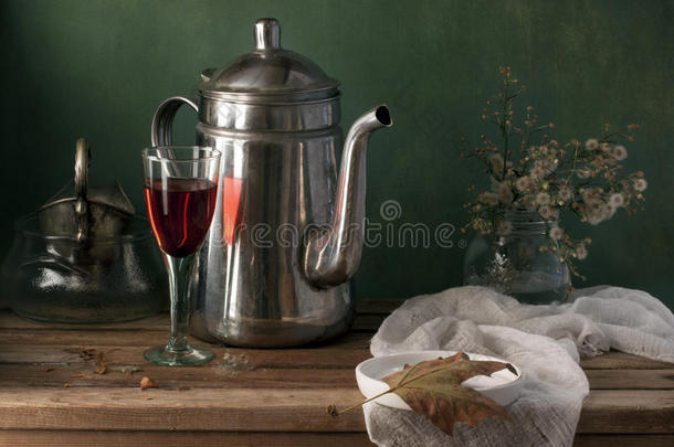 茶壶和红酒的静物画