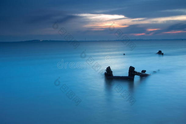 蓝色的海洋和沉船