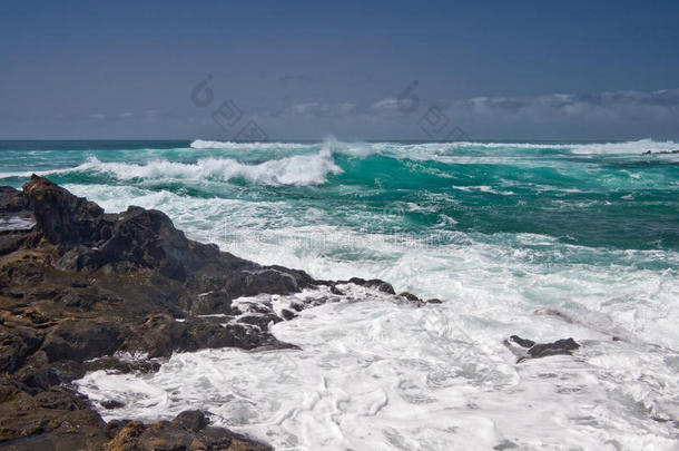 海岸岩石上的汹涌海浪