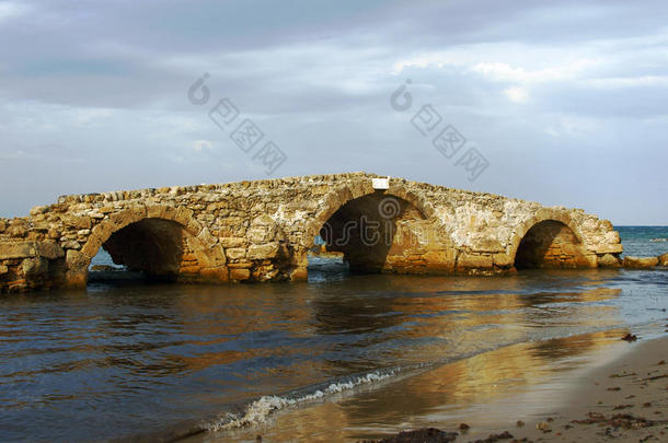 zakynthos岛废墟中的旧桥