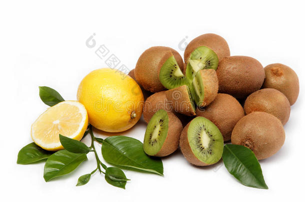 新鲜水果。猕猴桃和柠檬隔离在白色的。