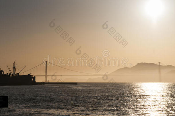 旧金山的日落与金门大桥