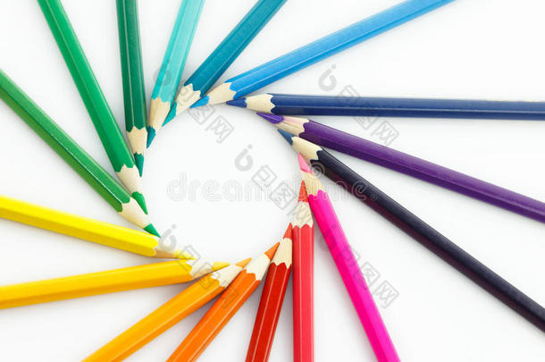 一排彩色铅笔，白底