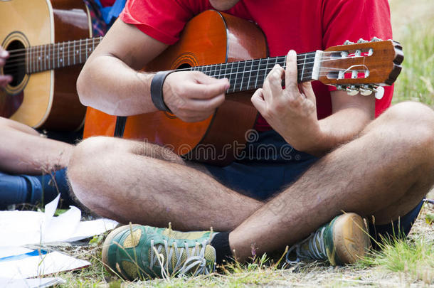 年轻人一起弹吉他