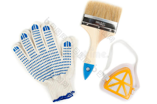 一副棉手套，一把油漆刷和一个防尘面具