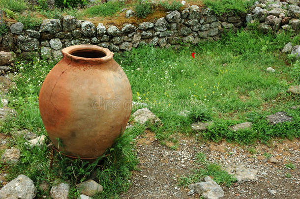 青草上的古希腊壶