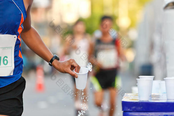 <strong>马拉松</strong>运动员接过一杯水