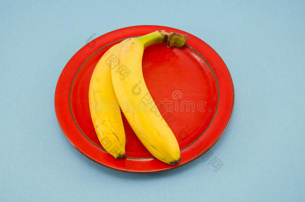 红盘子两个<strong>黄香蕉</strong>