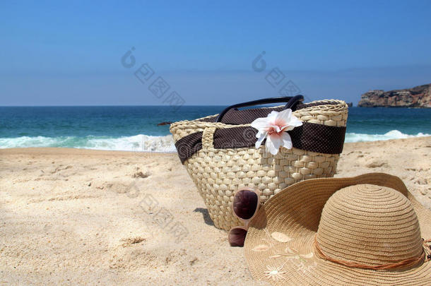 海滨，草编沙滩包，帽子和太阳镜