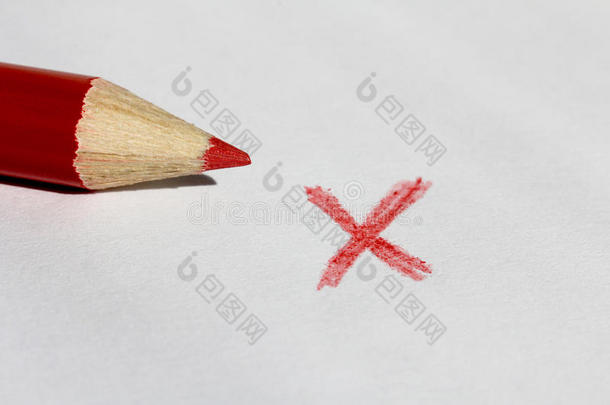 红色铅笔和x标记