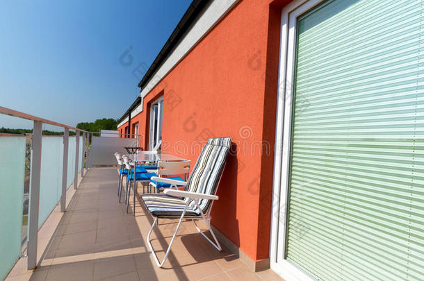 公寓阳台的夏日阳光
