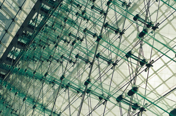 摩天大楼的玻璃和钢墙
