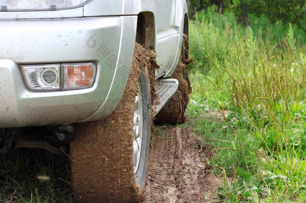 在泥泞的汽车后面的极端越野
