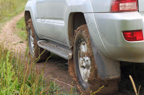 在泥泞的汽车后面的极端越野