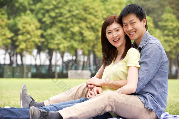 中国年轻夫妇一起在公园放松