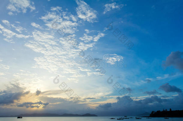热带海滩夕阳天空，云彩闪烁