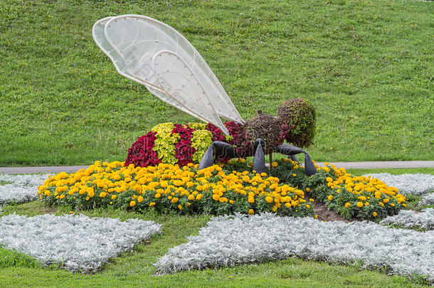 蜜蜂在花坛上的雕塑