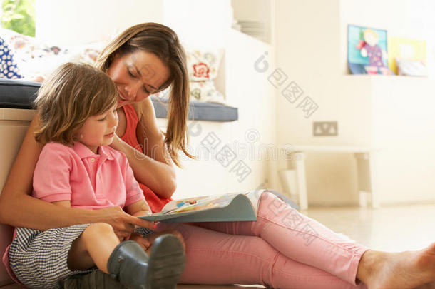 妈妈和儿子坐在屋里<strong>读故事</strong>