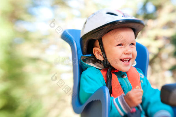 坐在自行车<strong>儿童座椅</strong>上的小男孩快乐