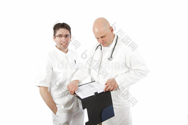两个医生拿着一张图表