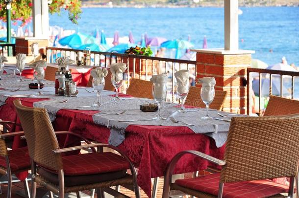 海边餐厅的餐桌布置