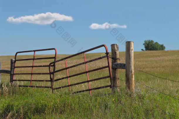 旧草原牧场金属门。