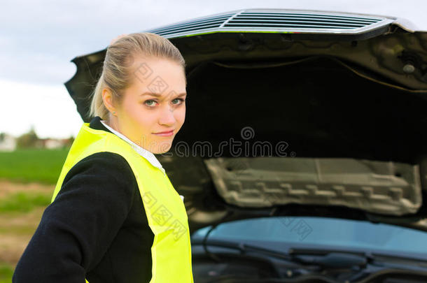 街上开着<strong>汽车</strong>引擎盖的年轻女子