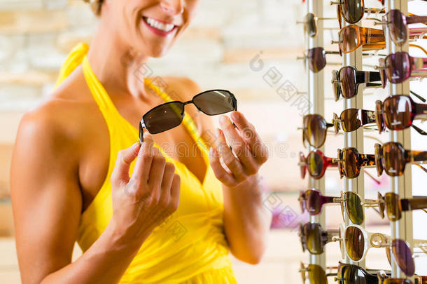 眼镜店买太阳镜的年轻女子