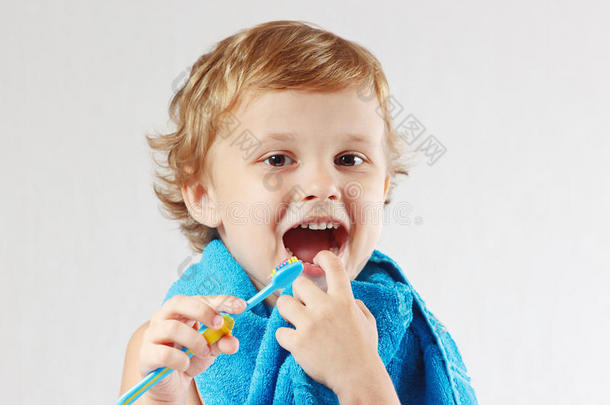 带着牙膏的牙刷的可爱小男孩
