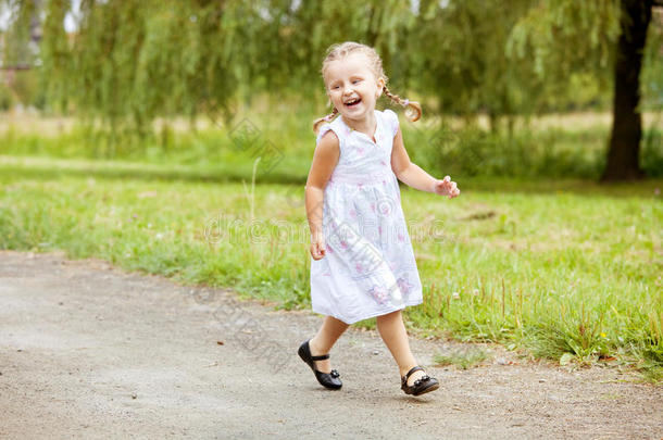 快乐的小女孩在路上奔跑