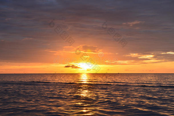 海上日出